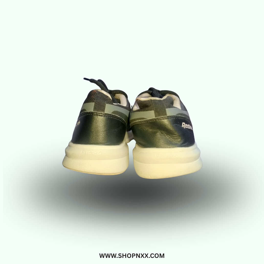 Reebok Runner 4 - preloved men's shoe