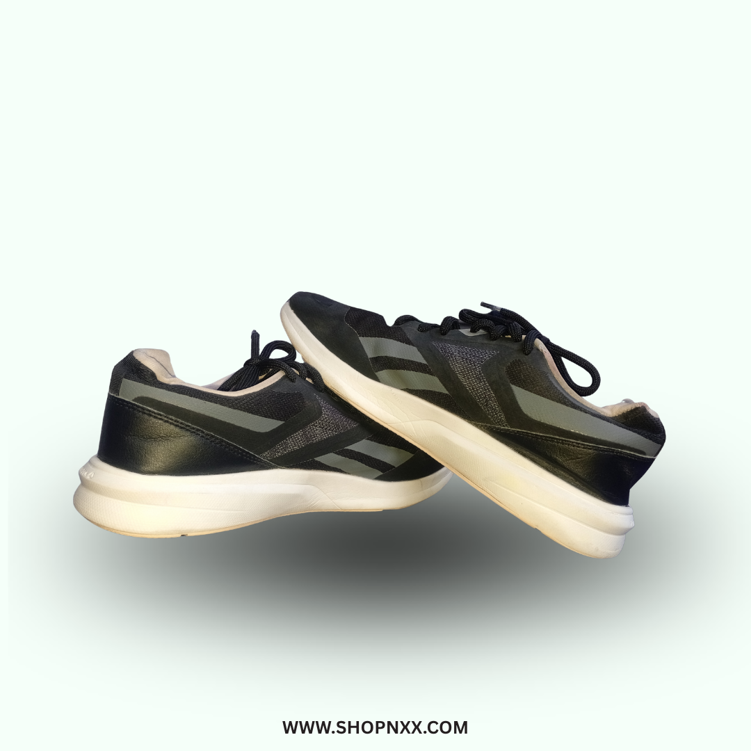 Reebok Runner 4 - preloved men's shoe