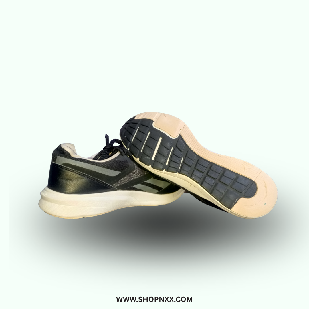 Reebok Runner 4 - preloved men's shoe